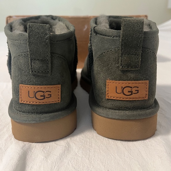 NWT UGG Women's Classic Ultra Mini Boot Size 7 in Green *Damaged - See Photos* - Picture 4 of 11